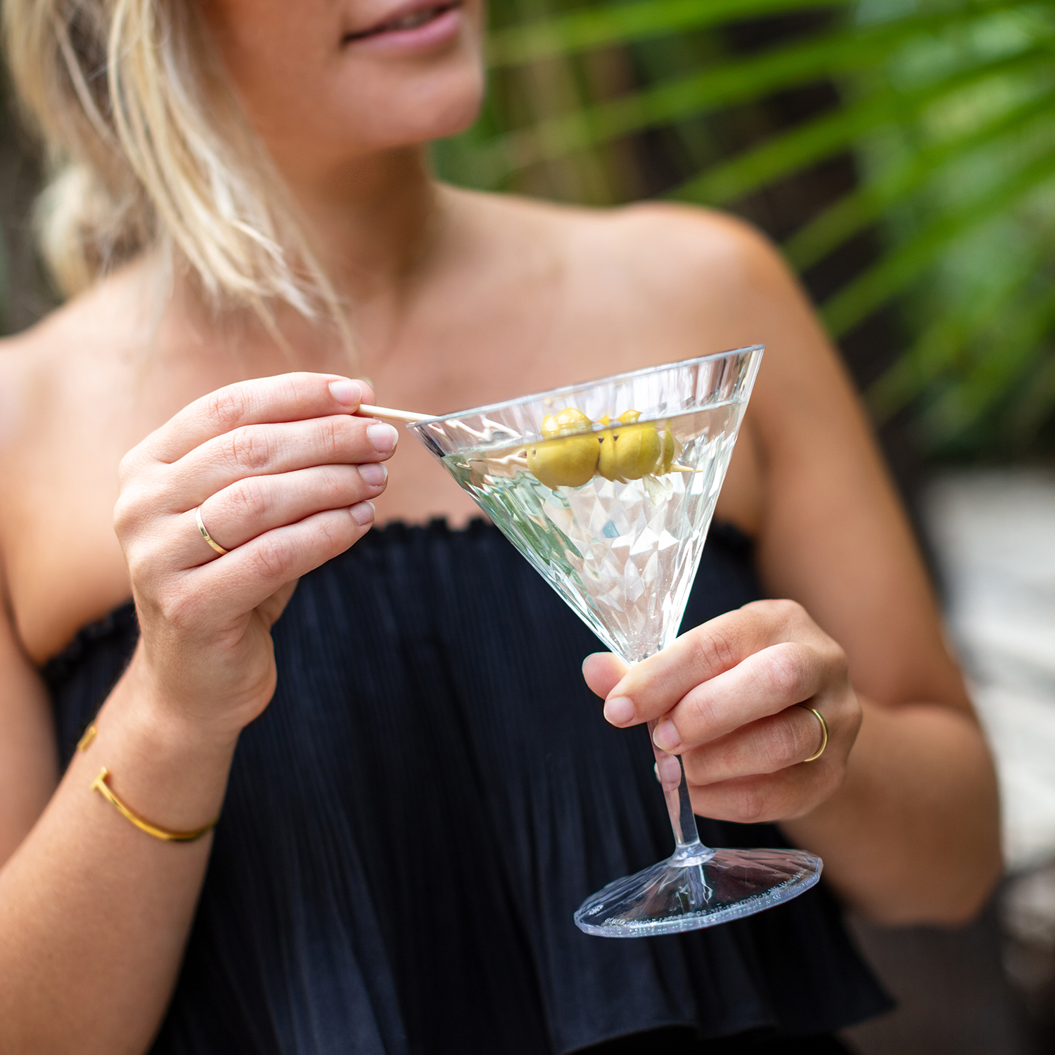 woman holding SuperGlas Martini Glass No 12